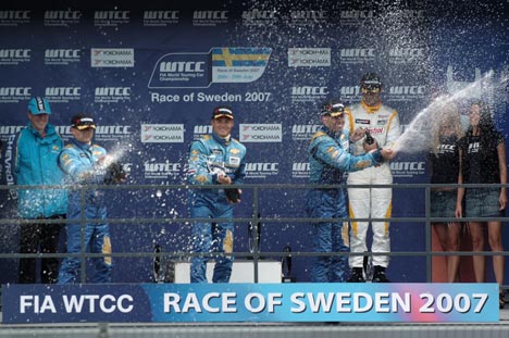 De 3 Chevrolet kørere Nicola Larini, Rickard Rydell og Alain Menu på podiet